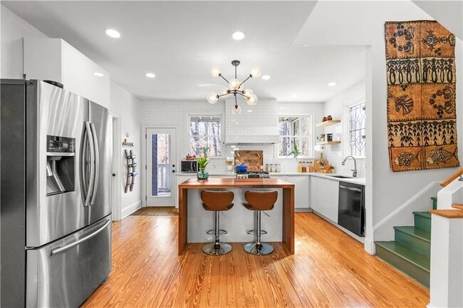 Building Photo - 565 Harold Ave NE