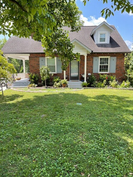 Back Yard - 1109 Graybar Ln