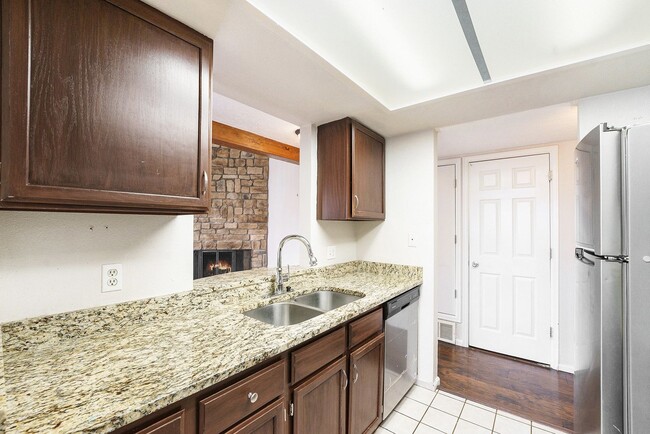 Building Photo - Charming 2 Bed, 2 Bath Condo with Loft in ...