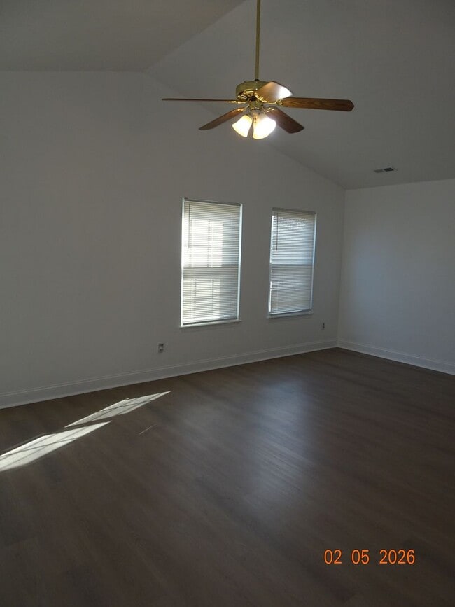 Building Photo - 3 Bedrooms, 2 Full Bathrooms Duplex