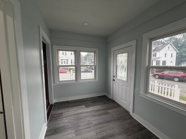 Building Photo - 561 Morris St