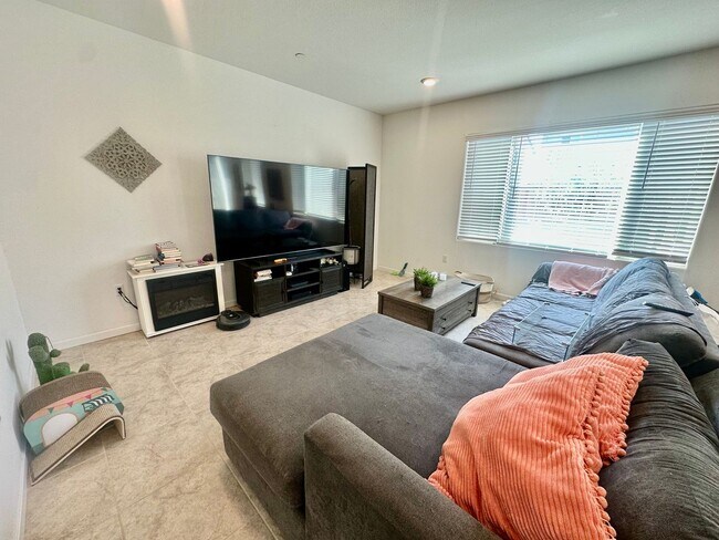 Building Photo - Gorgeous newer home in gated community wit...