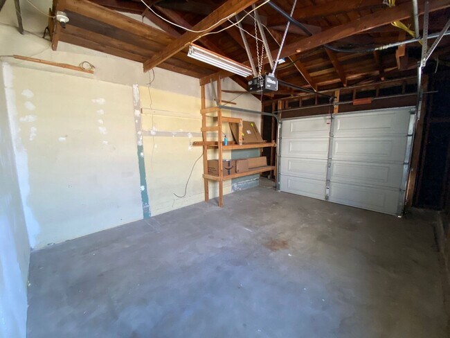 Building Photo - 4BD/2BA, Remodeled Kitchen! Newer Floors!