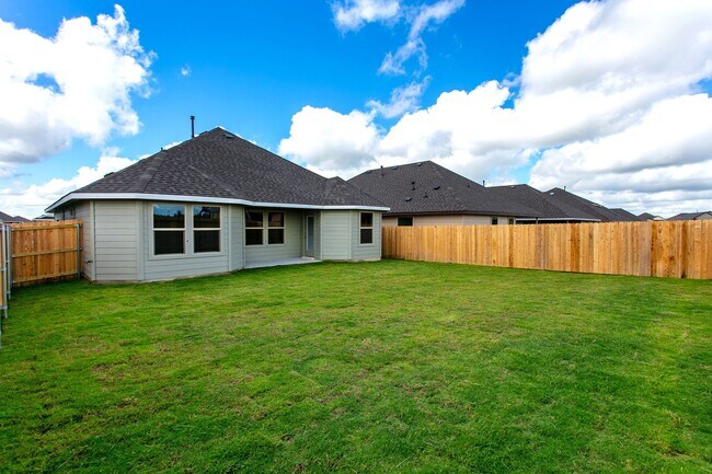 Building Photo - 3 Bedrom 2 bath with a 2 car garage in Sou...