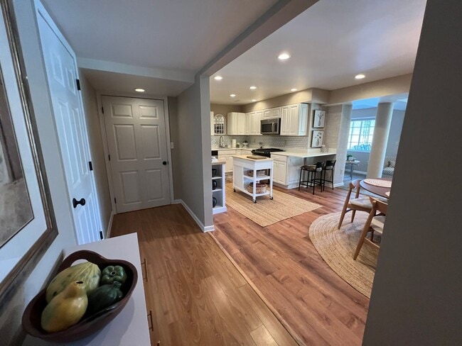 Building Photo - Carriage House