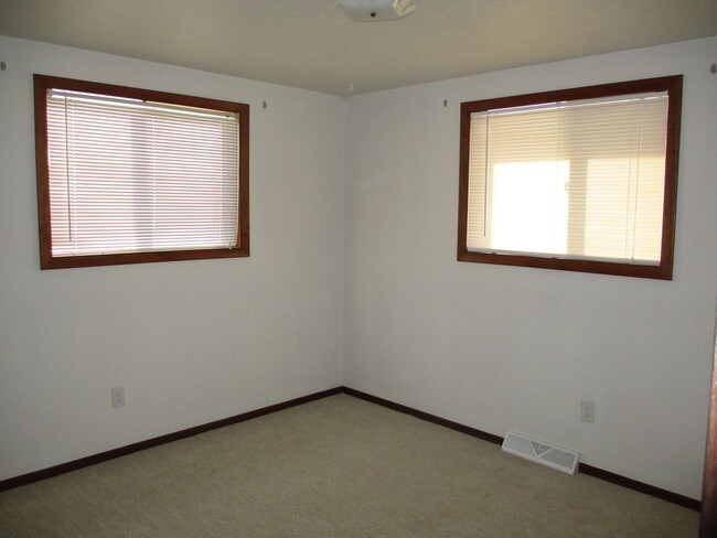 Building Photo - Beautiful 3 Bedroom, 1 Bath Ranch in Lovel...