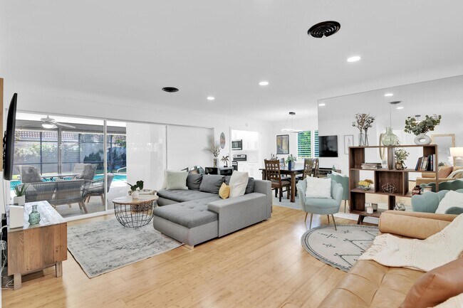 Building Photo - 798 E Boca Raton Rd