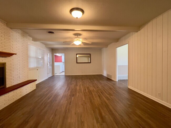 Building Photo - PRE-LEASING for June! Stunning Large 3 Bedroom Home!