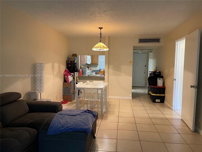 Building Photo - 9440 Live Oak Pl