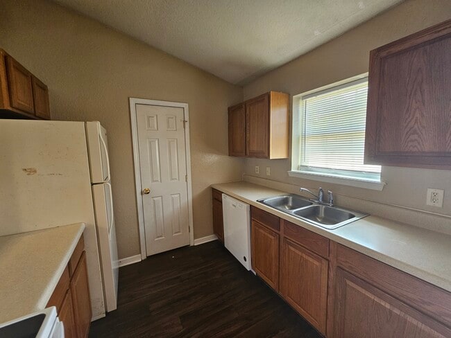 Building Photo - 107 Lively Oaks Dr