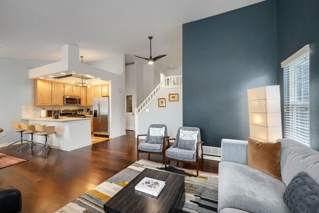 Building Photo - 2 BDR Gorgeous Updated Townhome with Huge Garden