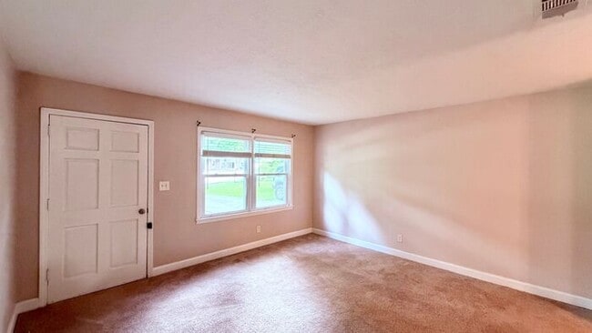 Building Photo - Lithia Springs 3 Bed-1 Bath Stepless Ranch, Private Lot, Carport