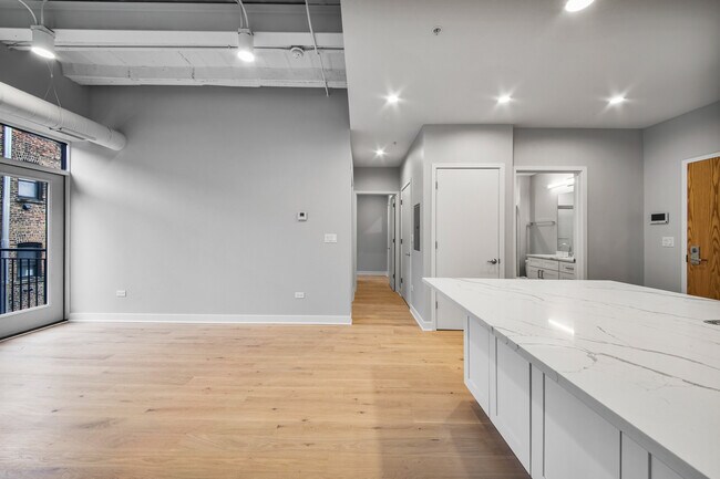 Building Photo - 4637 N Ashland Ave