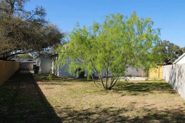 Building Photo - 13 Royale Cir