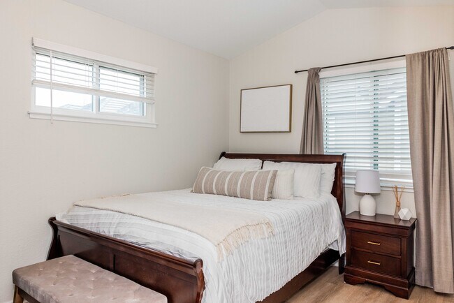 Building Photo - 1954 Bristol St