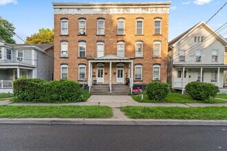 Building Photo - "Spacious 3-Bedroom Gem at 57 1/2 Saratoga...