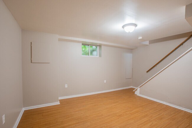 Building Photo - Charming 2 BR/1 Townhome in Brooklyn Park!