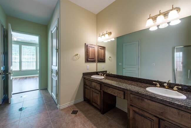 Building Photo - 15462 Mansion Woodland Dr