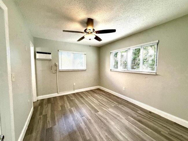 Building Photo - 820 NE 17th Ave