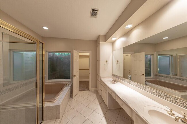 Building Photo - 9559 Doliver Dr