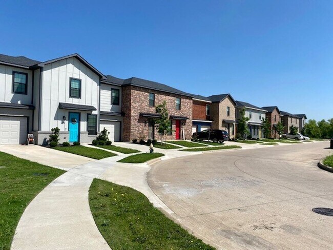 Building Photo - Beautiful Townhome in Great Location