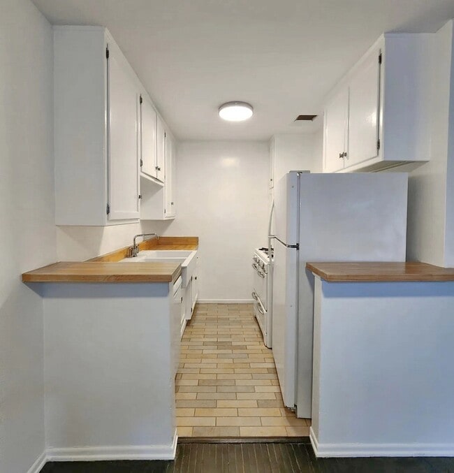 Building Photo - 1940 S Beverly Glen Blvd