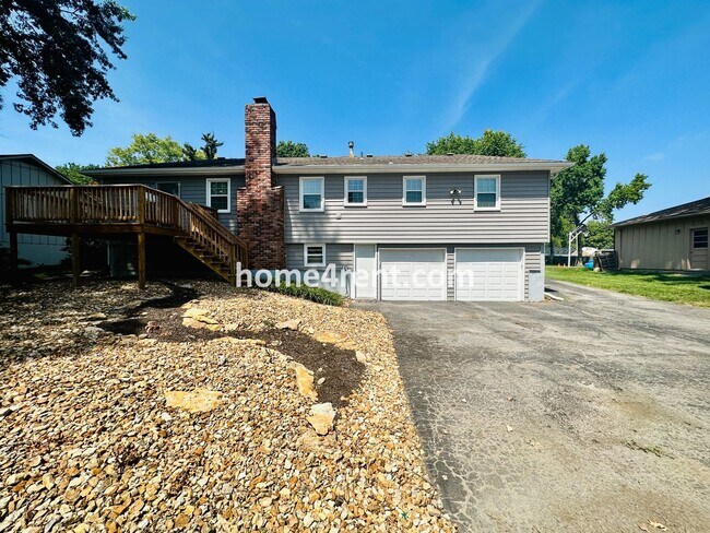 Building Photo - Cozy Ranch Home in Shawnee w/ Plenty of Natural Light, Wood Floors Throughout and an Updated Kitc...