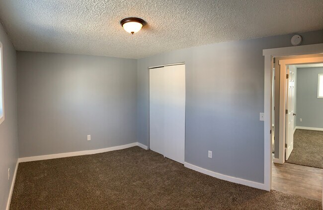Building Photo - Spacious 5 Bedroom Home