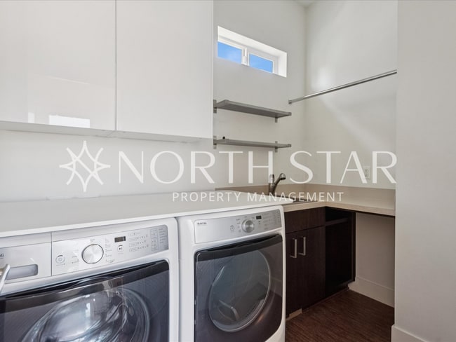 Building Photo - Contemporary Stunner in North East Portland