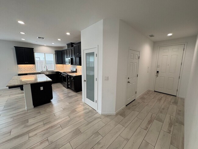 Building Photo - NW Visalia Home For Rent! Close to sports park & shopping centers!