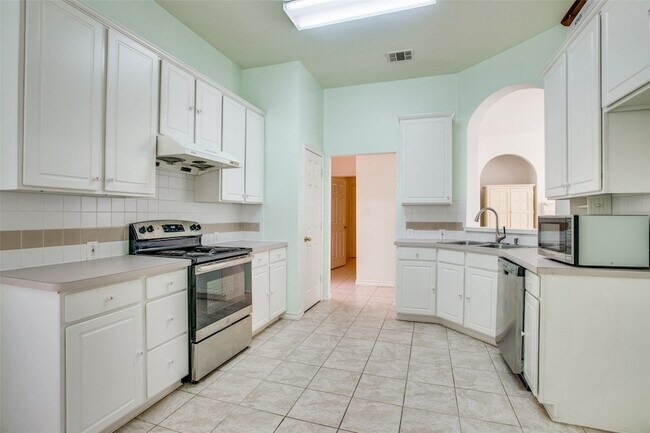 Building Photo - 3021 Sawtooth Dr
