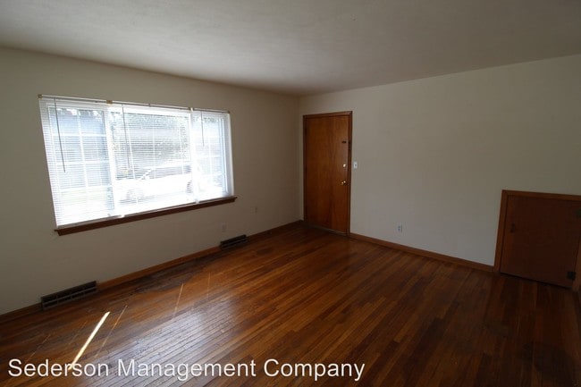 Building Photo - 1500 W 47th St