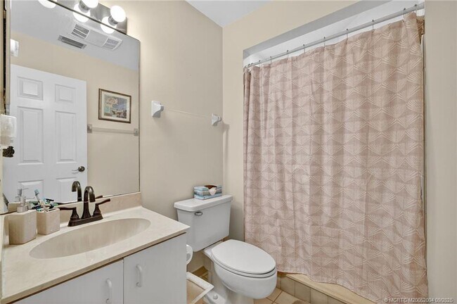 Building Photo - 6110 SE Martinique Dr