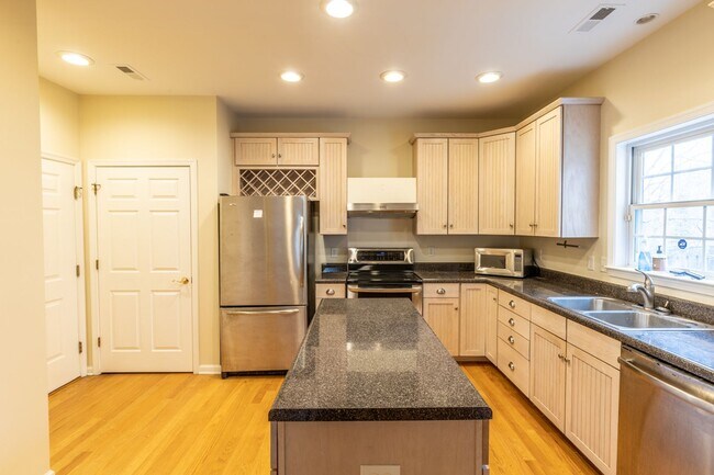 Building Photo - Single Family Home Minutes to DTWN/UVA Area
