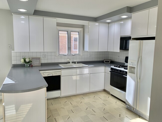 Building Photo - 4721 N Ozanam Ave