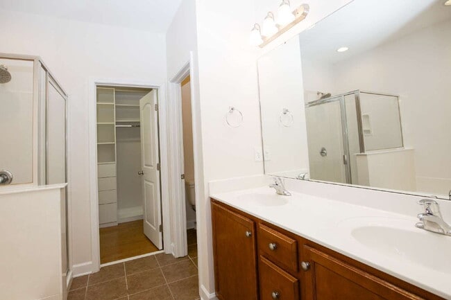 Building Photo - Charming 3 bed, 2.5 bath home with bonus t...