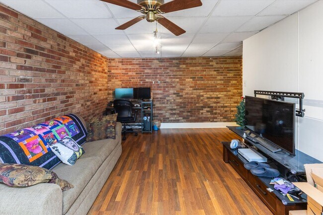 Building Photo - 547 W Main St