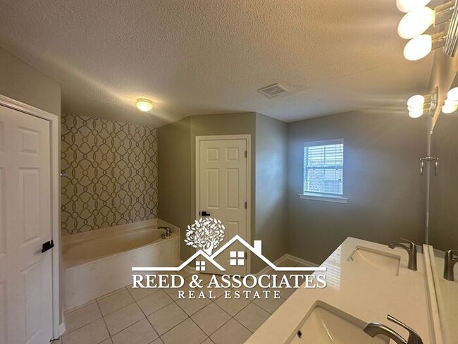 Building Photo - 3 Bedroom in Arlington Home!