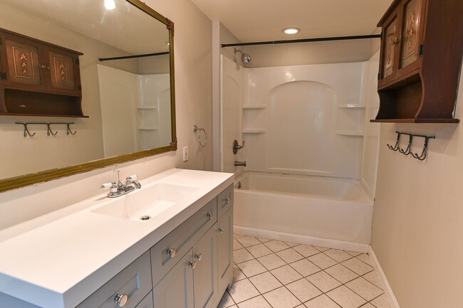 Building Photo - Adorable 2 Bedroom Single Family on Penn St