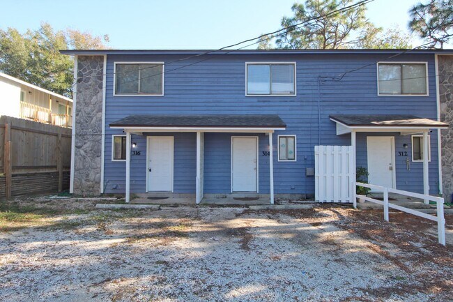 Primary Photo - 2 bed 1.5 bath Townhome in West Pensacola~...