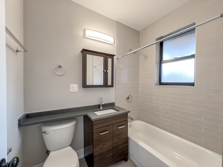 Building Photo - 4411 N Wolcott Ave