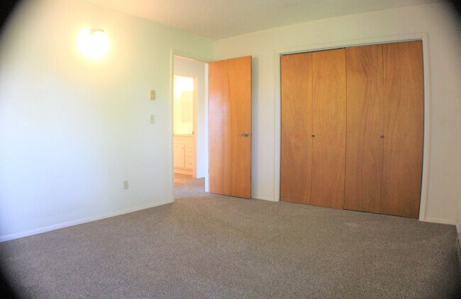 Building Photo - Large 2 bedroom 1 bathroom in the heart of...