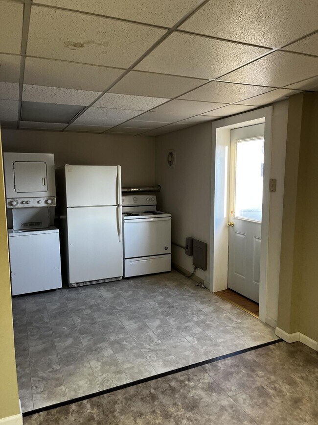 Building Photo - 2 Bedroom, 1 Bathroom Apartment For Rent D...