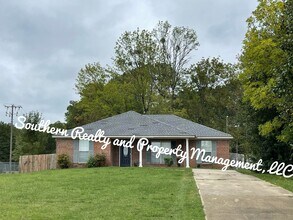 Building Photo - Make this your home!