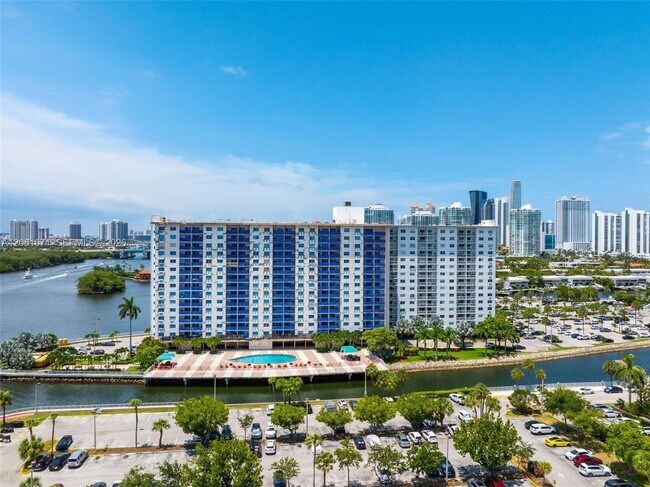 Building Photo - 400 Kings Point Dr