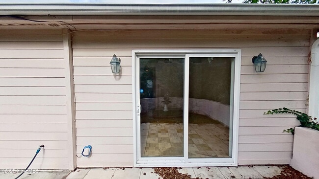 Building Photo - 303 Putnam Dr