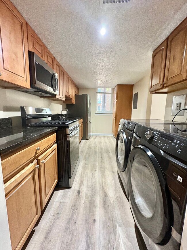 Building Photo - Bright And Cozy 2 Bed 1 Bath Condo With Pa...