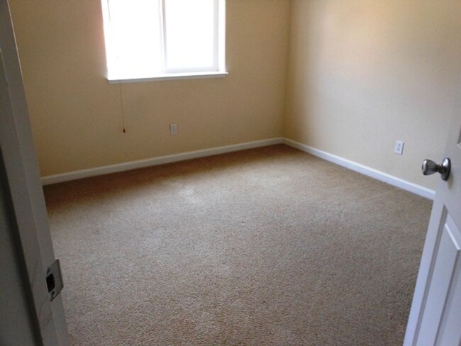 Building Photo - UNR friendly 3 Bedroom , 2.5 Bath Townhouse