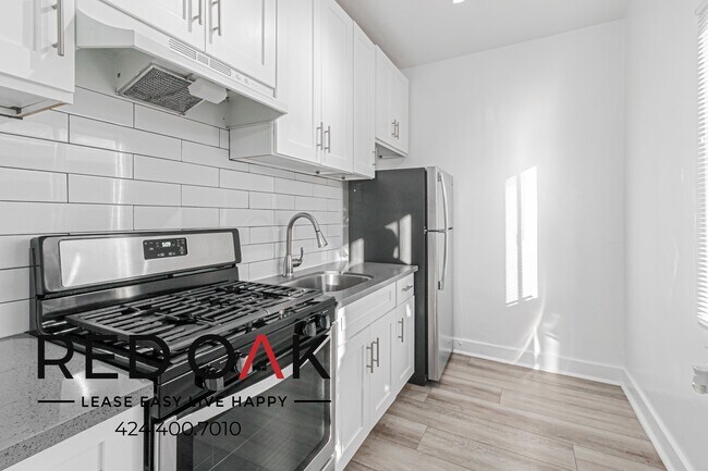 Building Photo - 1017 S Kingsley Dr