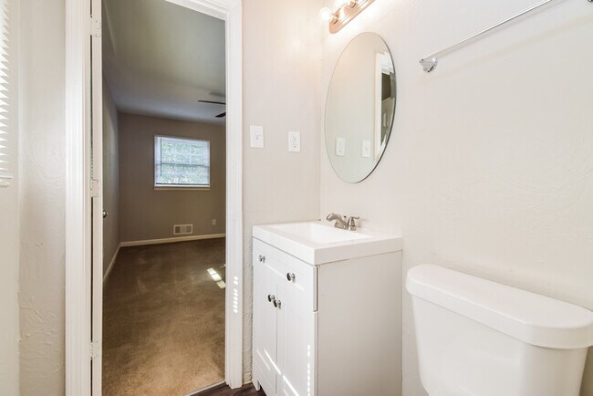 Building Photo - 1821 Pine Creek Dr